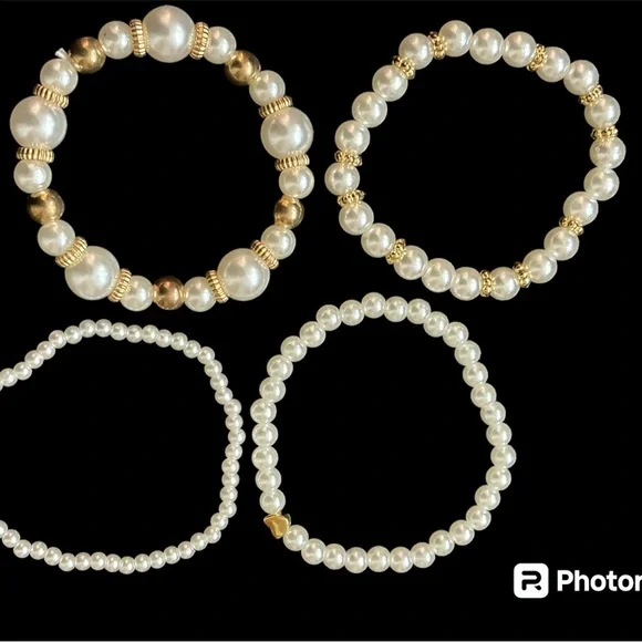 🎉Host Pick🎉 Pretty Set of 4 stretch pearl bracelets. Gold accents. NWT - Picture 3 of 4